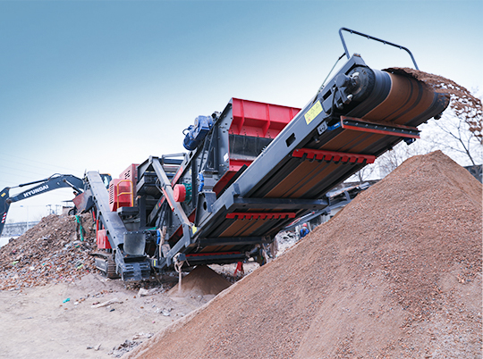 為什么礦山與建筑行業(yè)老板都在用履帶式移動破碎站？ ——探秘紅星機器的“高效利器”